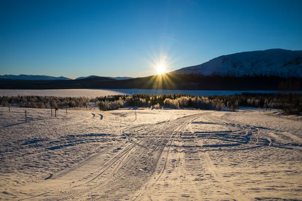 Bela foto de inverno com trilhas snowmobile — Fotografia de Stock