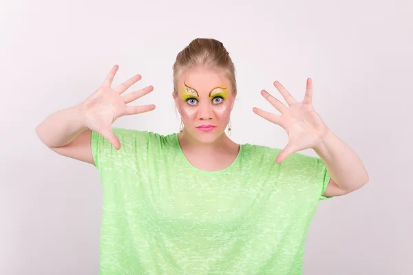 Chica hermosa de moda en camisa verde neón y maquillaje a juego —  Fotos de Stock