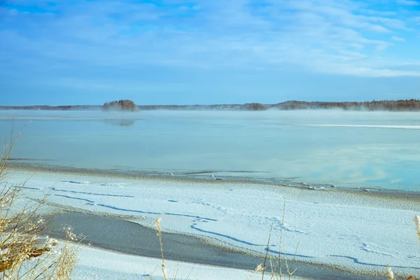 Imagem de inverno de um lago com gelo em — Fotografia de Stock