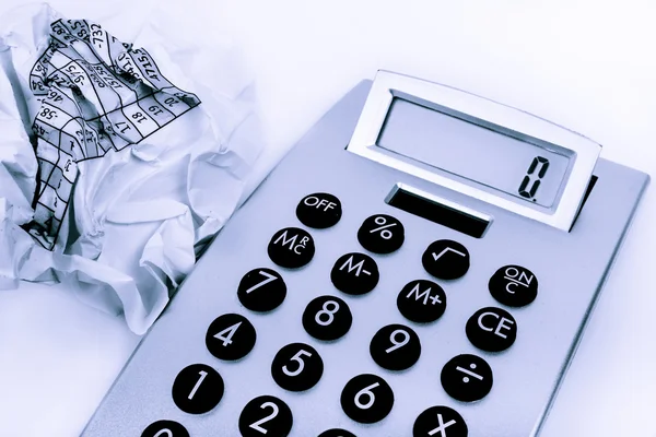 hesap makinesi ve buruşuk kağıt yan