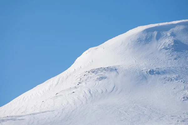 Belas montanhas nevadas com céu azul no fundo — Fotografia de Stock