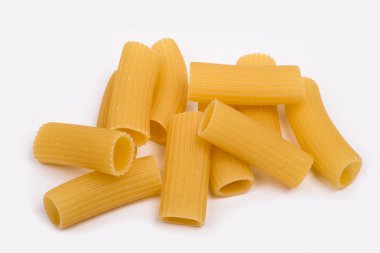 Rigatoni, beyaz zemin üzerine İtalyan makarna