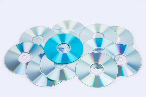 Один синий и несколько нормальных CD DVD дисков — стоковое фото