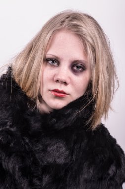 dövülmüş ve suistimal edilmiş kadın gözü ile