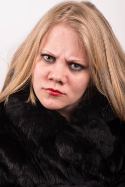 ekşi ve inatçı genç kadın kürk ceket