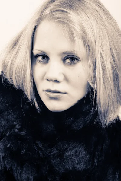 Svart-hvitt bilde av en stilig blond kvinne – stockfoto