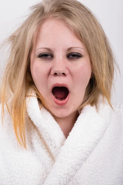 Dağınık saçlı genç kadın esneme yorgun — Stok fotoğraf