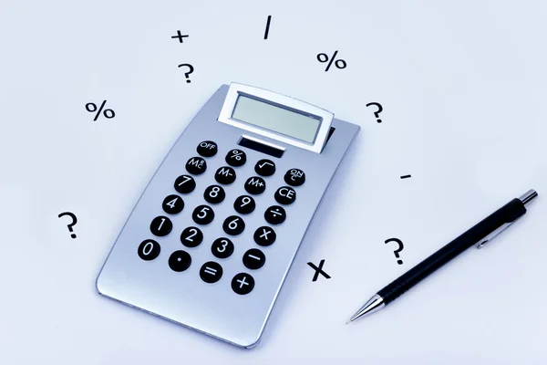 etrafında farklı semboller ve yan kalem ile hesap makinesi