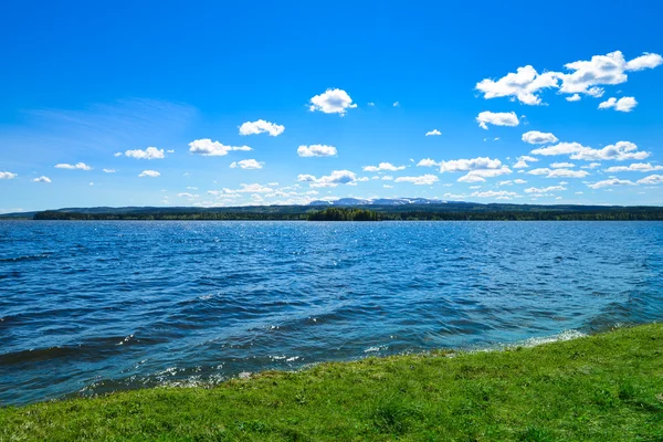 Imagem de gramado, lago, montanhas e céu — Fotografia de Stock