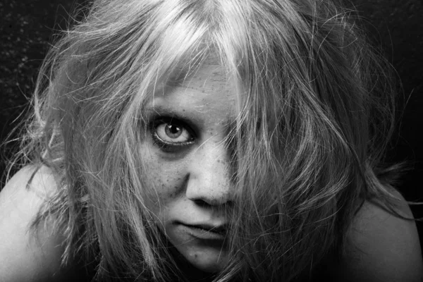 Çiller ve tousled saçlı olan kadın