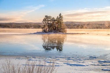 küçük bir adada kış manzarası