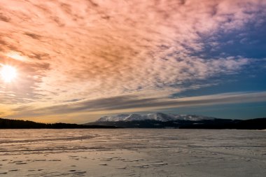 göl ve dağların kış görünümü
