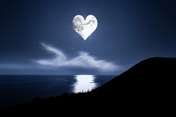 Ρομαντική εικόνα με ένα φεγγάρι heartshaped — Φωτογραφία Αρχείου