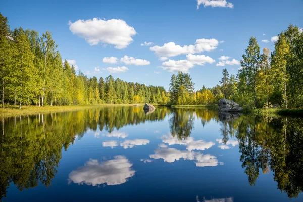 Imagen armoniosa de un lago tranquilo —  Fotos de Stock