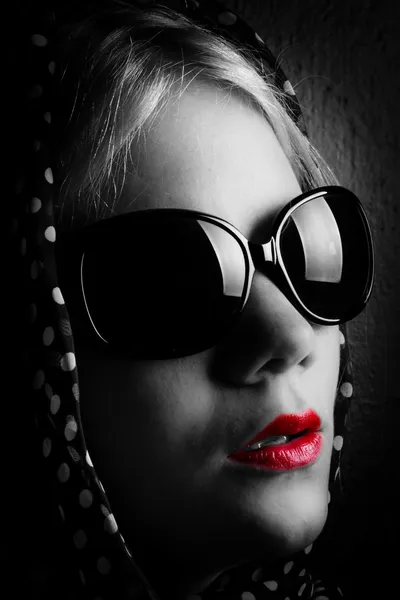 gizemli kadın şal ve güneş gözlüğü