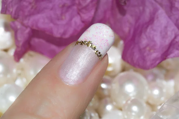 Paznokcie french manicure z paskiem złota — Zdjęcie stockowe