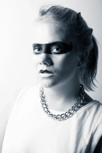 Stylische junge Frau mit schwarzem Make-up um die Augen — Stockfoto