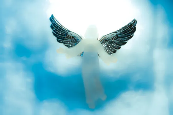 천사가 하늘에서 아래를 내려다 보면서 로열티 프리 스톡 이미지