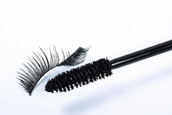 bükülmüş sahte kirpik ve rimel fırçası