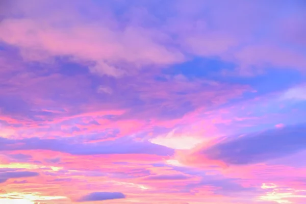 bulutlar pastel renklerde arka plan