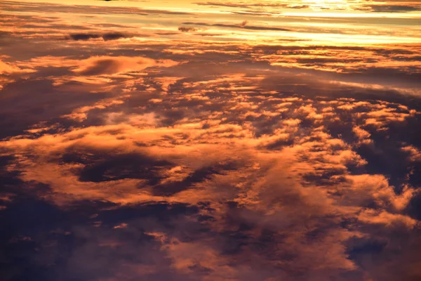Fondo en el cielo con nubes iluminadas por el sol —  Fotos de Stock