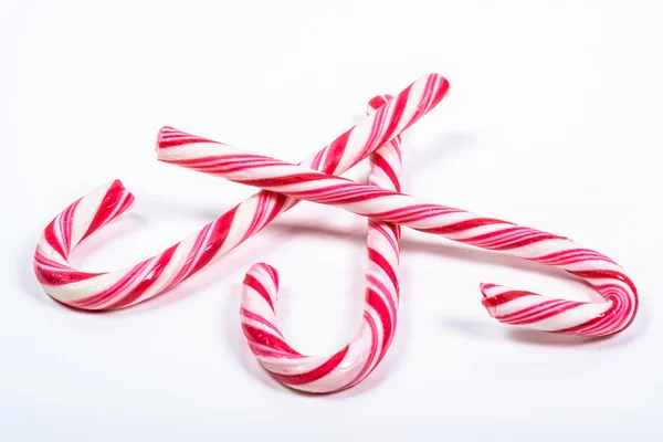 üç kırmızı ve beyaz baston şekerler twisted