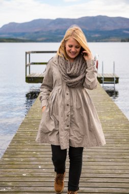 telefon ve göz üzerinde mutlu söz kız