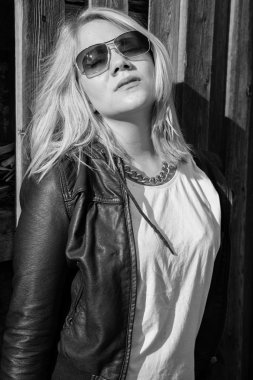 Güneş hoşlanan bir kadın siyah beyaz resim