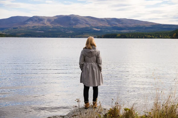 Alone thinking woman standing on a stone — Stock Photo, Image