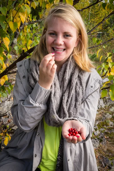 Šťastná žena jen proto, aby chuť brusinka — Stock fotografie