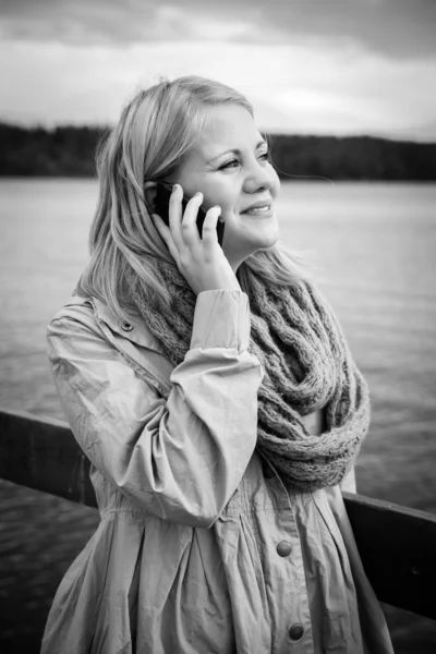 Telefonda konuşurken bir kadının siyah beyaz resim - Stok İmaj