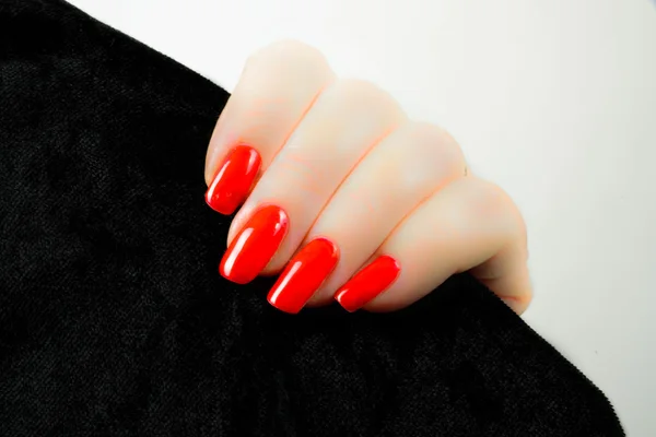 Main de femme avec des ongles rouges — Photo