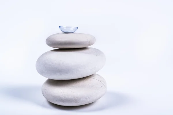 Contact lens on a pile of white stones — Stock Photo, Image