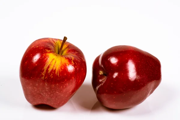 Zwei rote köstliche Äpfel — Stockfoto