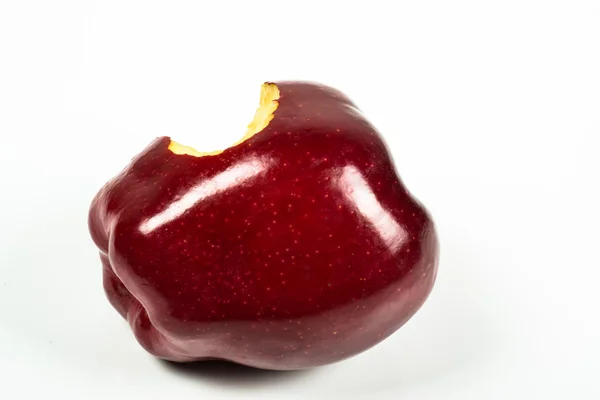 Roter leckerer Apfel mit fehlendem Biss — Stockfoto