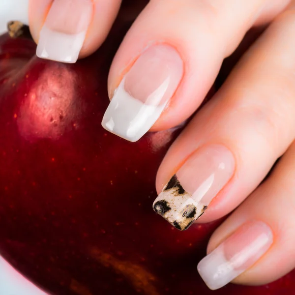 çivilerle Fransız manikür ve folyo bir çivi ipuçları