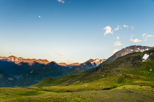 Early morning in the alps with sunlit mountain peaks — Stock Photo, Image