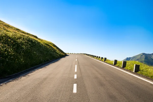 boş köy yolunda bir tepe kaş keskin bir sol eğrisi ile