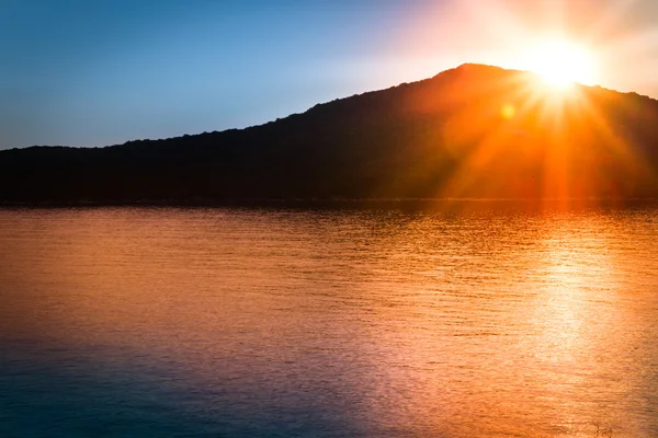 Günbatımı Akdeniz'de parlak güneş ışınları ile — Stok fotoğraf