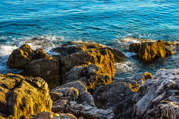 Evening light on the large rocks on the Mediterranean — Stock Photo, Image