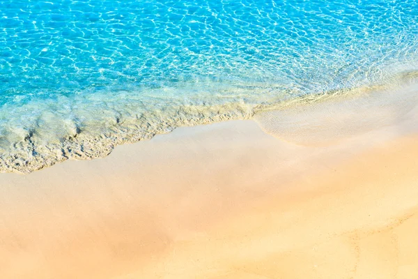 Playa de arena y agua cristalina turquesa —  Fotos de Stock