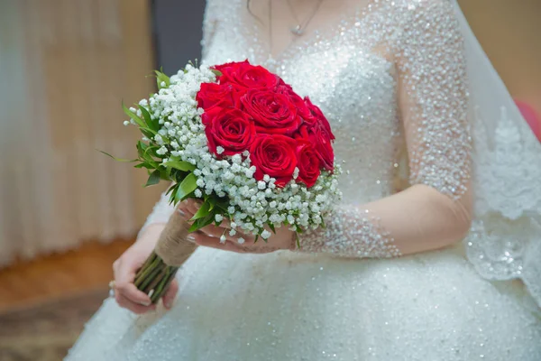 결혼식에서 신부의 아름다운 꽃다발 꽃으로 신랑의 — 스톡 사진
