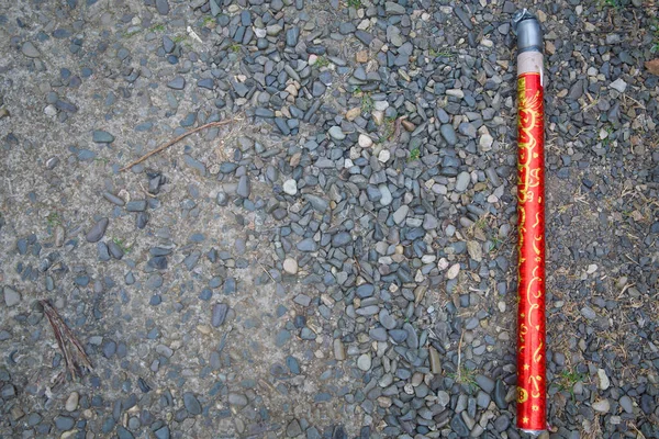 爆発した爆竹は地面に投げつけられた 砂利のラウンド石の背景 航空花火大会 — ストック写真