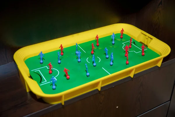 Langırt masası. Langırt masasının en üst görüntüsü. Oyuncuları ve topları olan mini masa futbolu. Kırmızı mavi oyuncuları ve topu olan en iyi masa futbolu.. — Stok fotoğraf