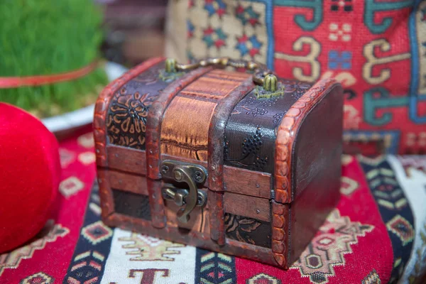 Una Pequeña Caja Madera Una Pequeña Caja Madera Alfombra — Foto de Stock