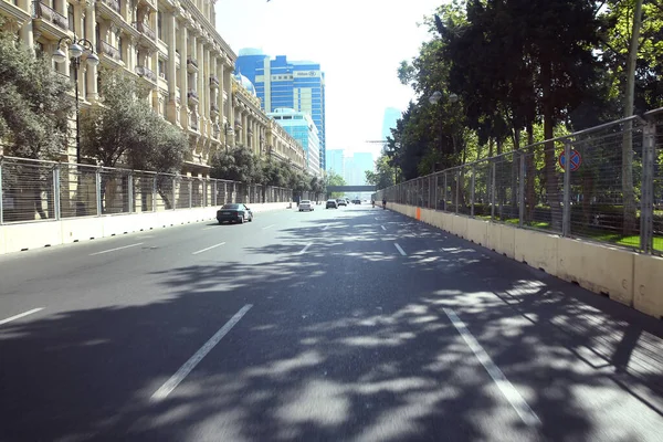 Calles de Bakú durante la Fórmula 1 Gran Premio de Azerbaiyán 2021. Vista panorámica de stands y pistas. Antiguo Bakú. Vista de Bakú desde la carretera cerca del mar de Caspia. Bakú - Azerbaiyán: 8.06.2021. —  Fotos de Stock