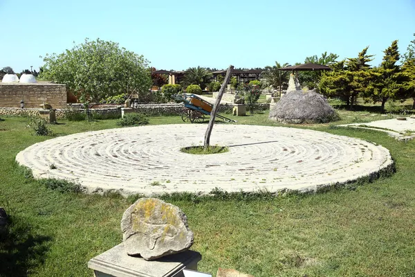 Pavimentação de azulejos cinza semelhante a uma pedra de pavimentação na forma de um círculo. Um círculo antigo feito de pedras . — Fotografia de Stock