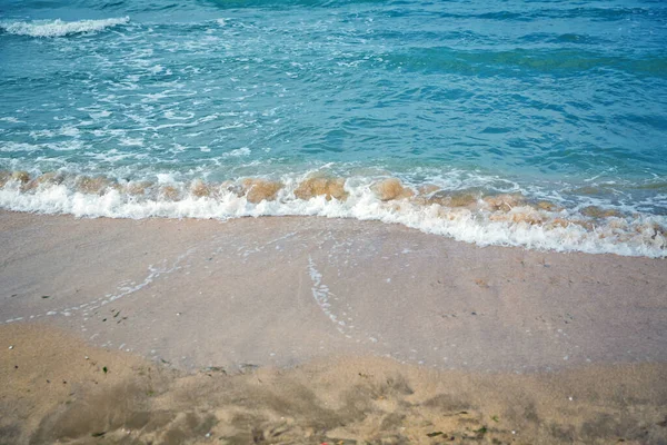 Ola Mar Pequeña Salpicadura Cerca Marea Baja Playa Arena Costa —  Fotos de Stock