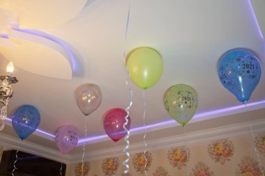 Helyum balonları. Parti için odadaki beyaz tavanda renkli balonlar yüzüyor. Düğün ya da çocukların doğum günü partisi dekorasyonu. .
