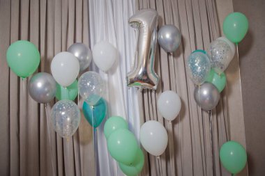 Tam sayı seti. Beyaz arka planda izole edilmiş şişme balondan yapılmış gri bir numara. Helyum balonundan yapıldım. Gümüş helyum balonları 1 numara. Doğum gününde beyaz ve yeşil balonlar